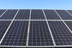 Structuri fotovoltaice la sol cu înclinare Est-Vest
